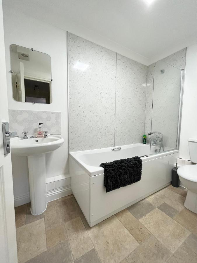 Archers 2 Bedrooms, Balcony, 2 Bathrooms, Free Parking, Wifi Саутхамптън Екстериор снимка